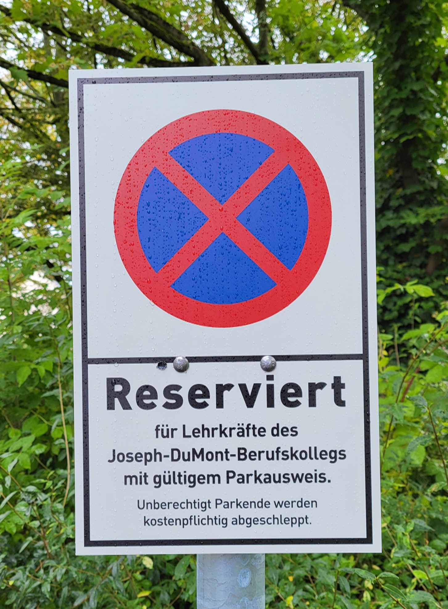 Bitte beachten: Lehrerparkplatz!